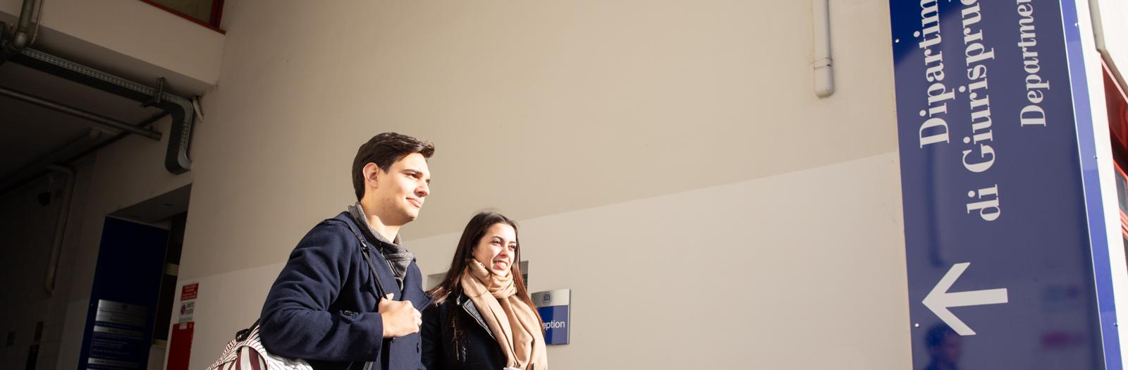 Studenti entrano nel Dipartimento Giurisprudenza